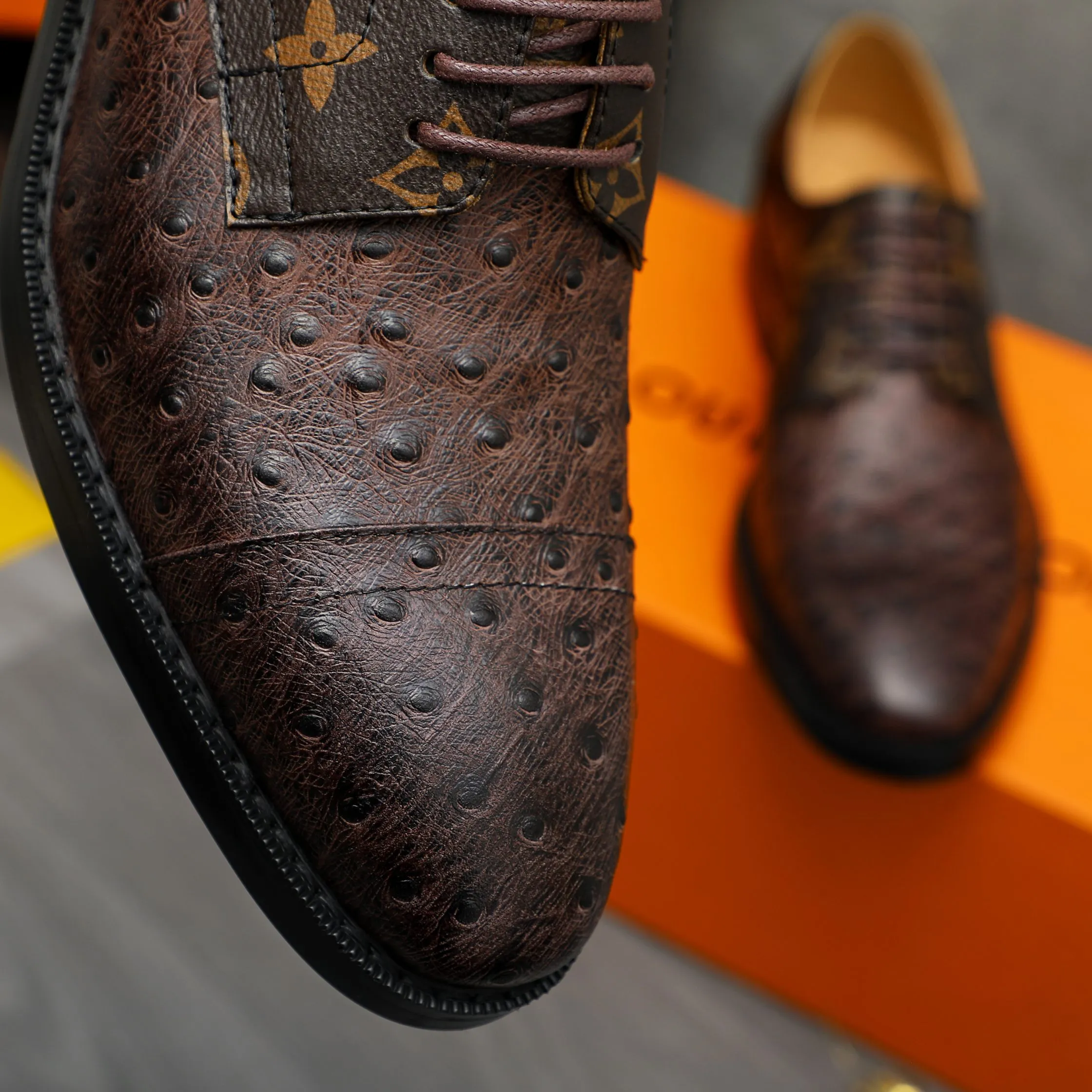 Men's shoes 💰500 Product trademark: LV "Louis Vuitton" business formal leather shoes Regular size: 39-45 (.45 customization is non-refundable) Product materials: Selected ostrich pattern cowhide stitching upper, cowhide lining, original rubber outsole